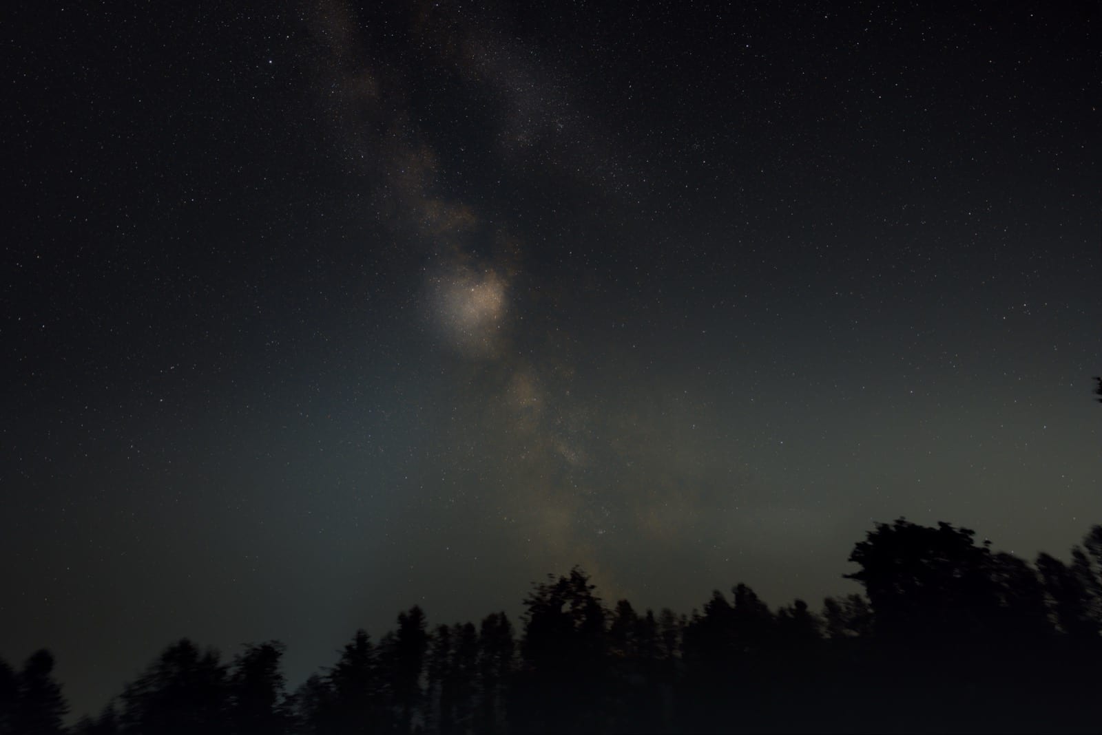 The same frame stacked: the galactic core and the dust lanes resolved